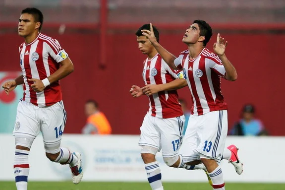 Brian Montenegro celebrates with Paraguay U-20 teammates after scoring against Greece U-20