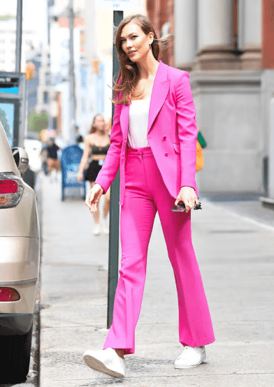 Karlie Kloss con traje rosa fucsia