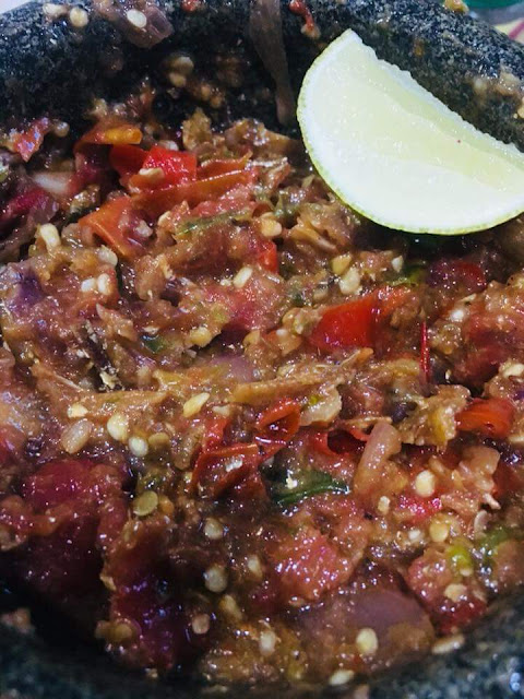 RESEPI SAMBAL TUMBUK BILIS  BAHAN-BAHAN  Bawang merah 2 luas  Bawang putih 2 ulas  Cili padi (ikut suka)  Cili merah 2-3 tangkai  Sedikit belacan  Tomato sebiji