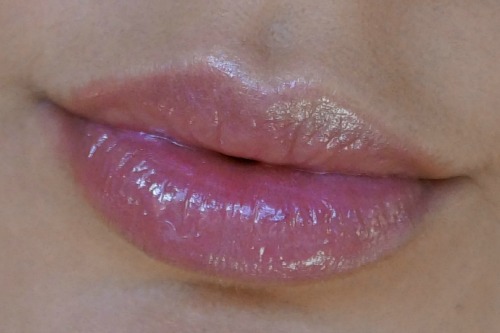 Alva Green Equinox "Kiss of a Rose" Tragebild als Lip Gloss