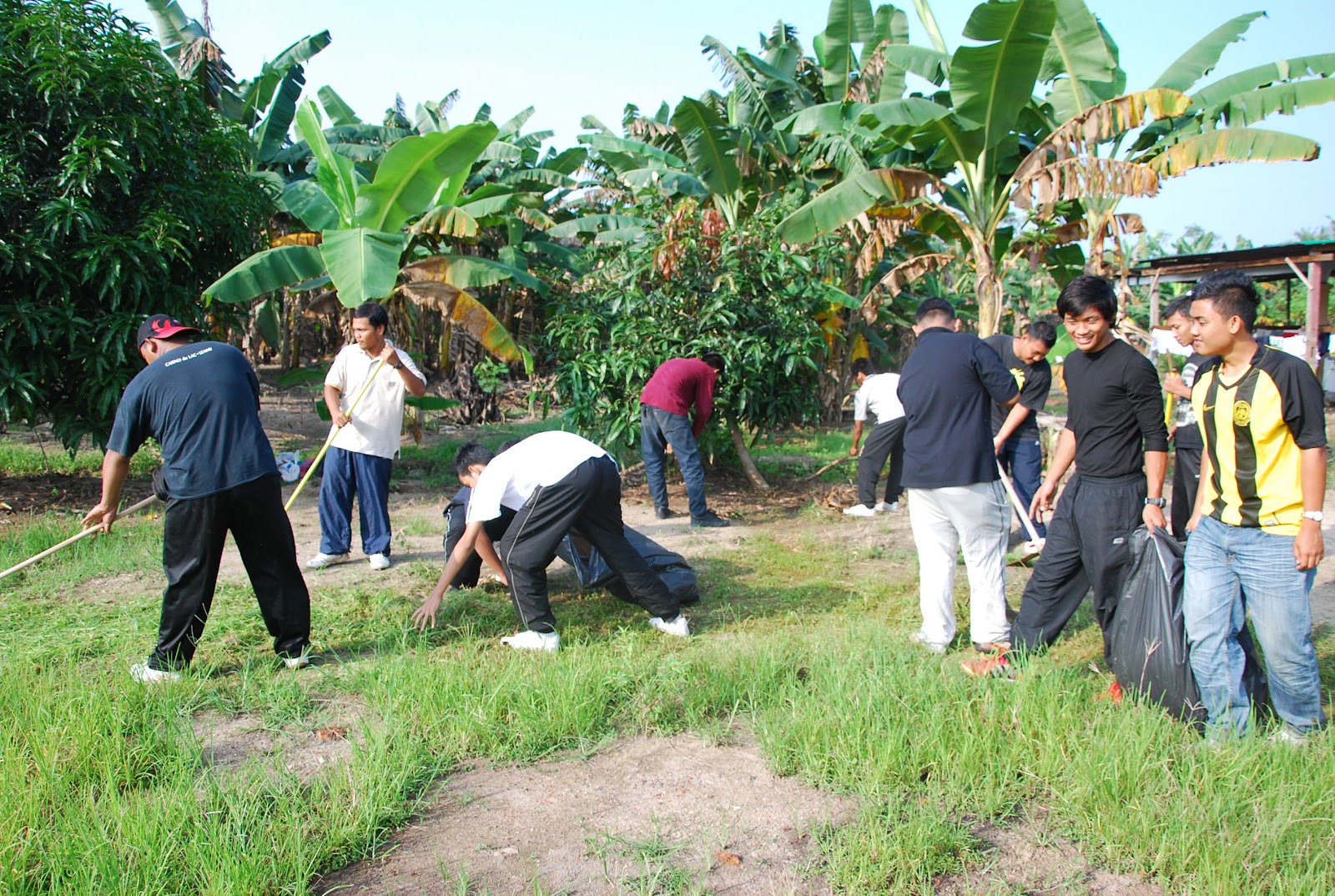 Gambar Sekitar Aktiviti Gotong-Royong Biro Kebajikan Kelab 