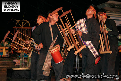 angklung badeng