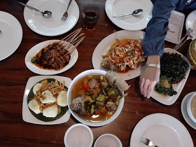 Makan Siang Nikmat di De' Leuit Resto Bogor 