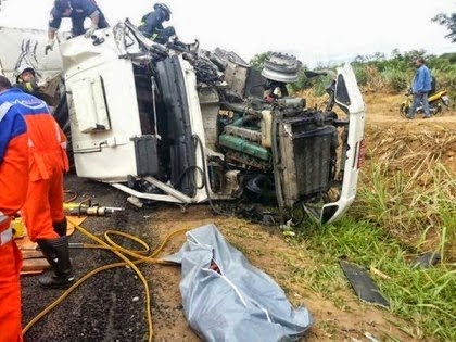 Dois motoristas morrem em acidente entre carretas na BR-116