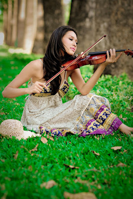  Girl Quynh  on Very Beautiful Vietnamese Girl Enjoy She Play The Violin Pictures