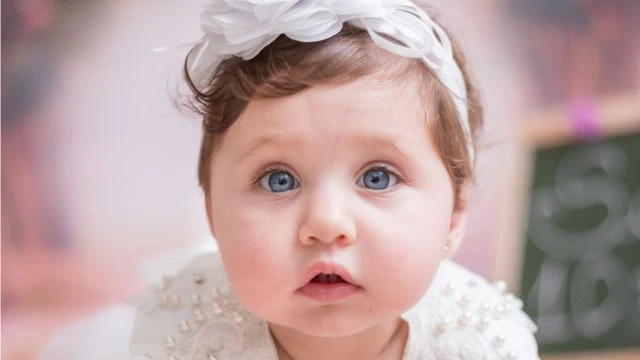 Bebê menina linda com tiara branca Bebê menina linda com tiara branca