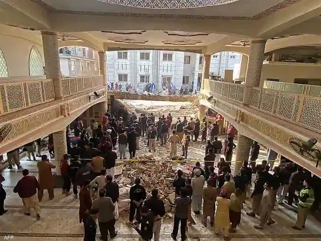 فيديوهات: مقتل 32 شخصًا على الأقل في انفجار بمسجد في باكستان