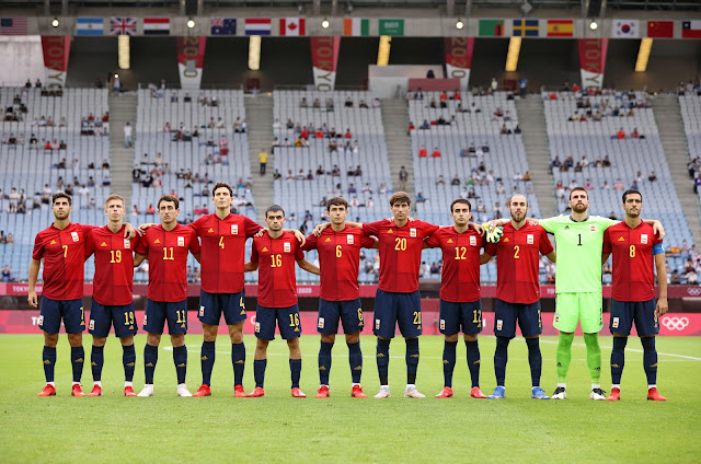 SELECCIÓN OLÍMPICA DE ESPAÑA. Temporada 2021-22. Marco Asensio, Dani Olmo, Mikel Oyarzabal, Pau Torres, Pedri, Martín Zubimendi, Miranda, Eric García, Óscar Mingueza, Unai Simón, Mikel Merino. Los jugadores españoles formados para escuchar el himno. SELECCIÓN OLÍMPICA DE ESPAÑA 5 (Dani Olmo, Rafa Mir 3, Oyarzabal) SELECCIÓN OLÍMPICA DE COSTA DE MARFIL 2 (Bailly, Gradel). 31/07/2021. Juegos Olímpicos de Tokio 2020, cuartos de final. Rifu, Miyagi, Japón, Miyagi Stadium.