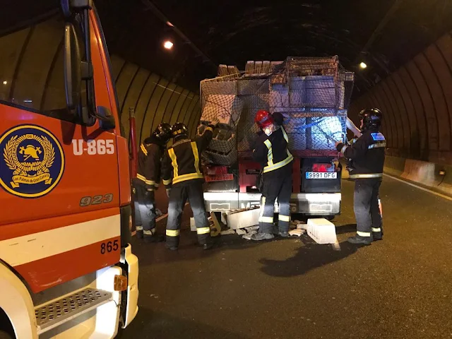 Imágenes del accidente en interior del túnel Julio Luengo, entre un camión y un coche 