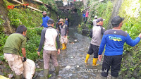 Rumput Liar di Sungai Cikapundung Kolot, Mulai Dibersihkan Satgas Sektor 22 Sub 12