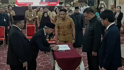 Gubernur Olly Dondokambey Mengukuhkan Kepala Kantor Regional XI BKN Manado Akhmad Syauki