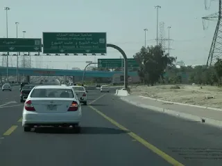 لافتة تشير إلى الطريق المؤدي إلى ميناء الشويخ