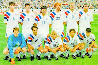 SELECCIÓN DE ESTADOS UNIDOS - Temporada 1992-93 - Bruce Murray, Michael Lapper, Jeff Agoos, Alexi Lalas, John Doyle y Cle Kooiman; Brad Friedel, Fernando Clavijo, Chris Henderson, Cobi Jones y Tab Ramos - ECUADOR 2 (Avilés y Hurtado) ESTADOS UNIDOS 0 - 19/06/1993 - Copa América, fase de grupos - Quito, Ecuador, Estadio Olímpico Atahualpa