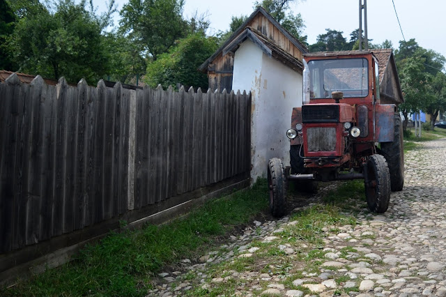 tractor viscri sajon rumania transilvania