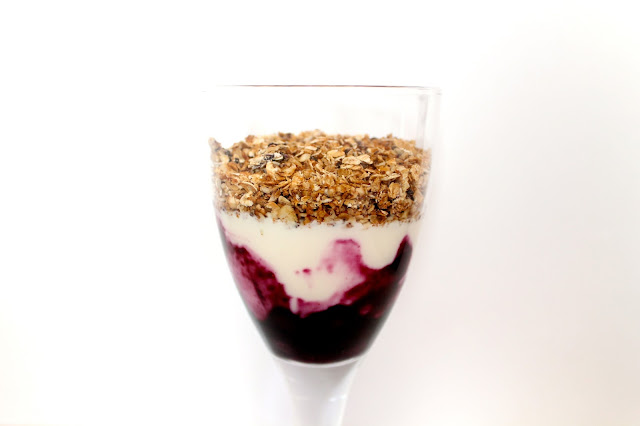 blueberries with yoghurt and oats