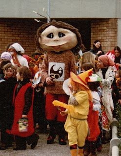 1977 02 23 bonhomme_cadet Rousselle Carnaval devant l'école Cezanne