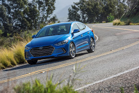 Front 3/4 view of 2017 Hyundai Elantra Limited