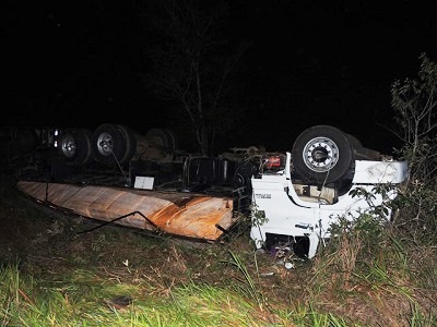 Tentativa de assalto na BR-101 acaba em acidente com três veiculos