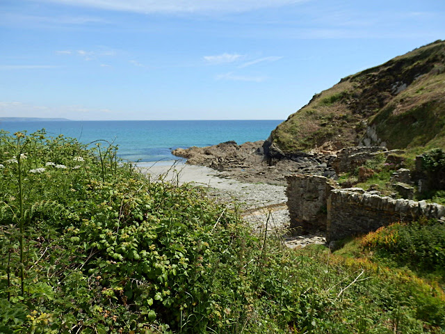 Small cove between Pentewan and Mevagissey