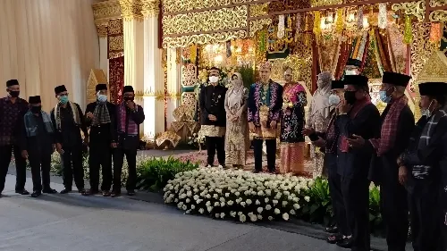 Foto Bersama dengan Induak Bako. Resepsi Pernikahan Ibrahim Putra Irwan Prayitno Kedepankan Protokol Kesehatan.