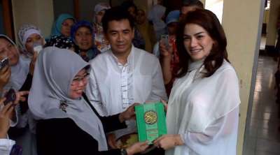 GAMBAR NIKITA MIRZANI PAKAI BUSANA MUSLIM BERJILBAB 