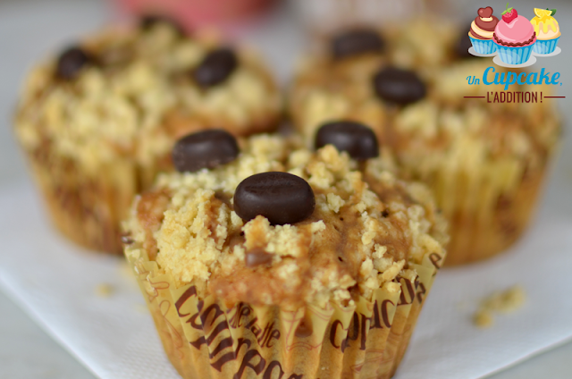 Des Muffins forts de café pour donner un bon coup de fouet à vos matins difficiles, moelleux à souhait et recouverts d'un streusel bien croustillant.