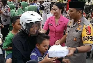 Peduli Sesama Dan Sosialisasi Keselamatan Berlalulintas Polres Cirebon Berbagi Takjil Jelang Buka Puasa