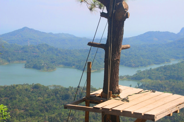 Menikmati Tempat Romantis di Wisata Kalibiru Kulon Progo Yogyakarta Menikmati Tempat Romantis di Wisata Kalibiru Kulon Progo Yogyakarta