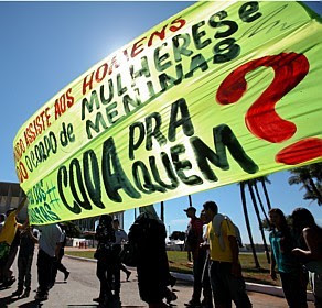 'Copa para quem?', diz a faixa do protesto - Fernando Bizerra/EFE