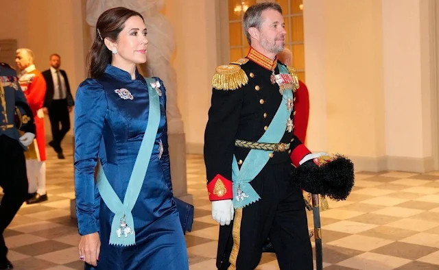 Crown Princess Mary, Queen Mary, wore a navy royal blue gown by Lasse Spangenberg. Queen Margrethe wore a wine red gown