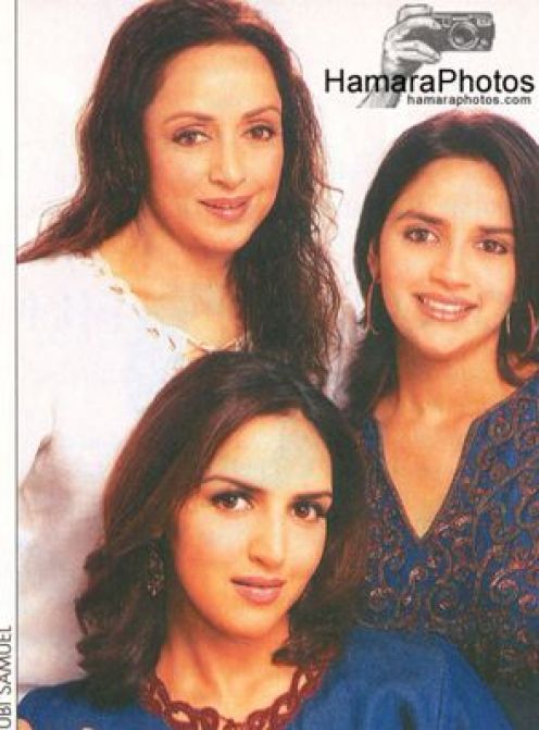 Esha Deol With Her Mother's Picture