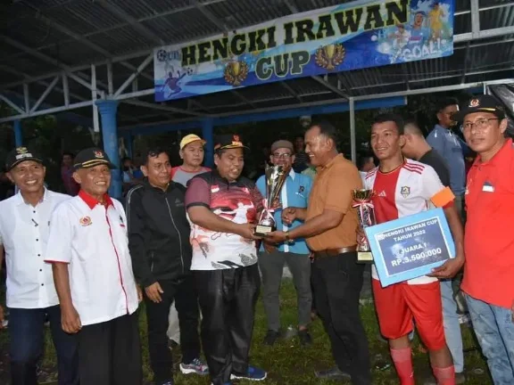 Bupati Padang Pariaman Tutup Turnamen Sepakbola Hengki Irawan Cup