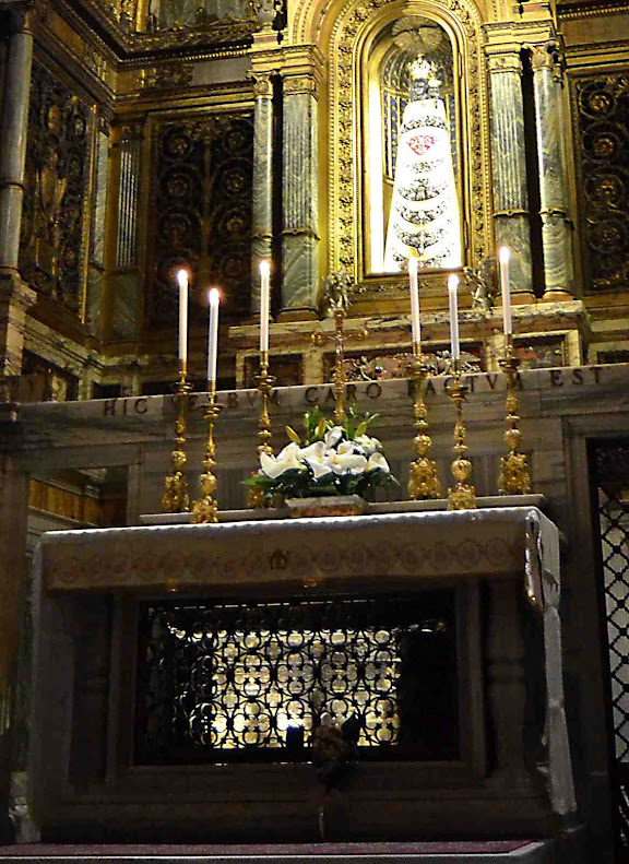 O Altar dos Apóstolos (iluminado) na Santa Casa de Loreto