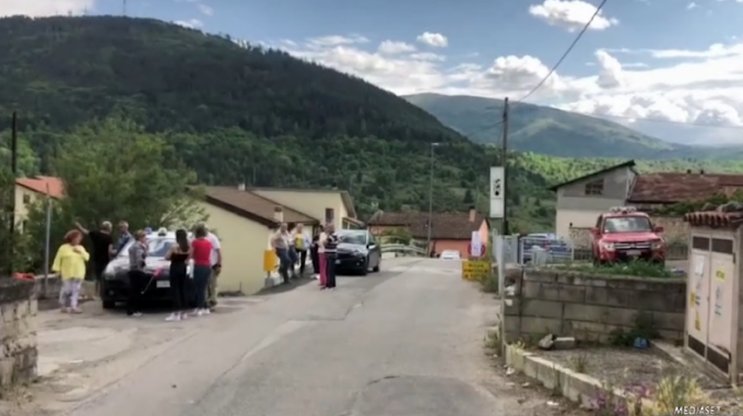 Morto uno dei bimbi travolti da un'auto nel giardino di un asilo all'Aquila