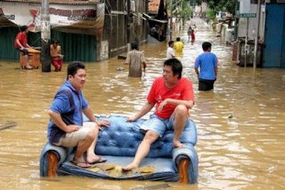 banjir, menikmati banjir, tips menghadapi banjir, banjir aneh, banjir lucu