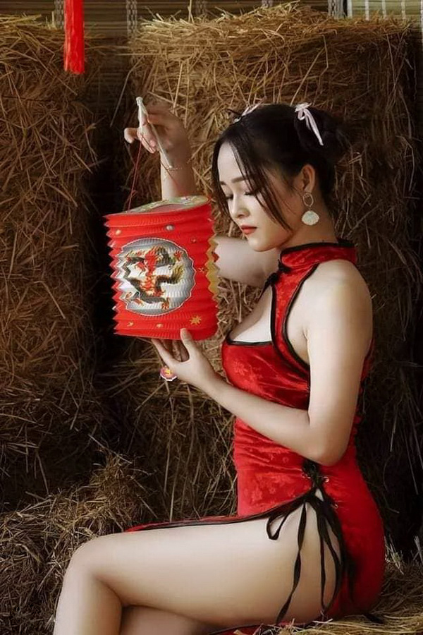 Thiếu nữ ngồi áo đỏ cầm lồng đèn