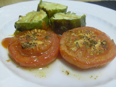 Pimientos rellenos de tortilla de patatas y acompañados por tomates asados