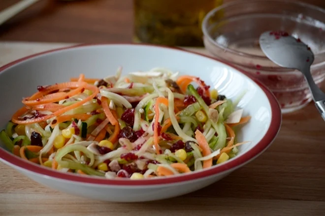 Ensalada de verduras con vinagreta de remolacha