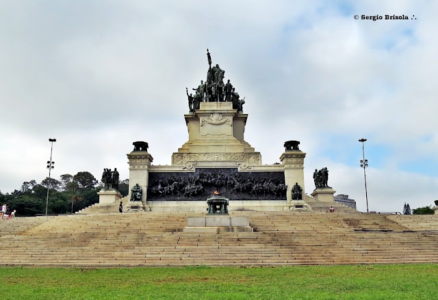 Vista ampla do Monumento a Independência do Brasil - Ipiranga - São Paulo