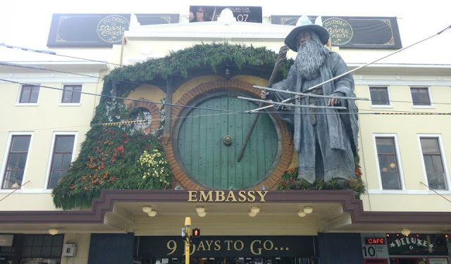 the hobbit an unexpected journey, giant statue of gandalf