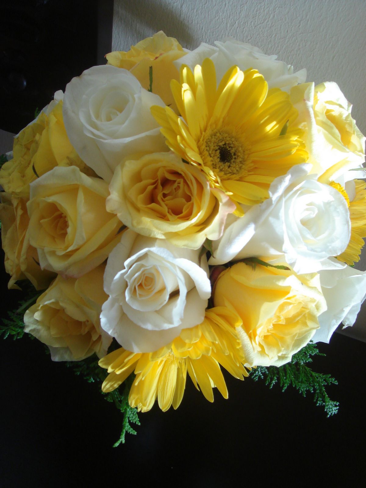 yellow white roses bridal bouquet
