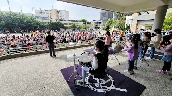 ▲和東國小28位學生利用下課時間，在學校司令台進行爵士鼓快閃表演，讓校園洋溢著歡樂的節慶氛圍，也吸引師生駐足欣賞。（記者林明佑翻攝）