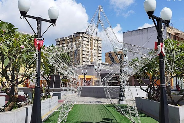 Las fechas navideñas son sinónimo de celebración en toda Venezuela, días de fiesta y reuniones familiares, algo que durante los últimos años han sufrido cambios por la situación del país.  Por esta razón, El Impulso salió a recorrer las calles de Barquisimeto, para preguntarles a los ciudadanos ¿Qué le pedirían al Niño Jesús?.  publicidad Luis Tona, apeló al reecuentro familiar y el amor, algo que a su juicio se ha perdido, pero sería lo mejor que podría recibir en esta época. Comentó que dar amor es algo que las personas deberían hacer todos los días con sus seres queridos, no solo durante estos días festivos.  «No es necesario llegar al mes de diciembre para decirle a la familia, tu padre, tu padre, te amo, todos los días tiene que ir el amor, una semilla, el amor. Con Dios todo es posible», expresó.   Hay quienes expresaron que su deseo sería tener un mejor país, por lo que pidieron a las autoridades que trabajen en pro de la ciudadanía venezolana, ya que hay mucho déficit en áreas importantes como la salud, alimentación y distribución de combustible.  «Le pido que nos arregle la vida, que sea misericordioso con el pueblo de Barquisimeto (…) Bastante abundancia para el próximo año, que este gobierno en verdad se dedique a trabajar por los venezolanos», agregó Alexis Castillo.  La petición de Mireya Castillo para el Niño Dios es que «cambie este gobierno» porque la situación es «horrible». «No tenemos cómo darle todo lo que necesitan nuestros hijos y a nuestros nietos».  Así como ellos también se pronunció Jhonny Agüero, quien espera un cambio en la economía.