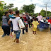 Río Yuna arrastra tres personas en paso por autovía del Nordeste