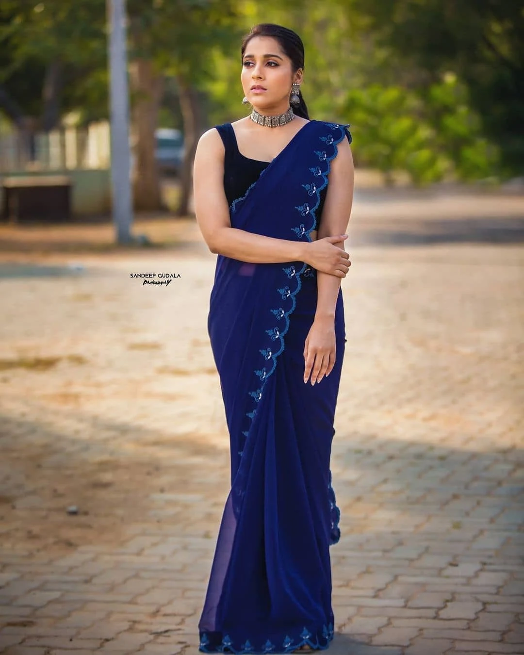 Anchor Rashmi gautam blue saree latest photoshoot