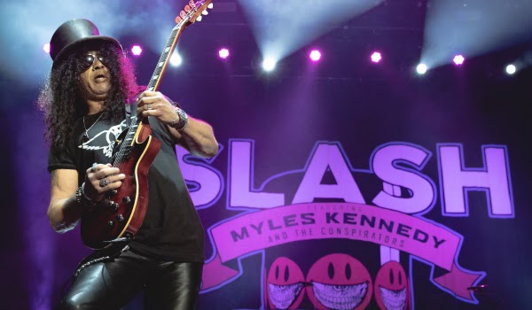 Com longos solos e um ritmo frenético, Slash & Myles Kennedy and The Conspirators fazem show envolvente em São Paulo! 