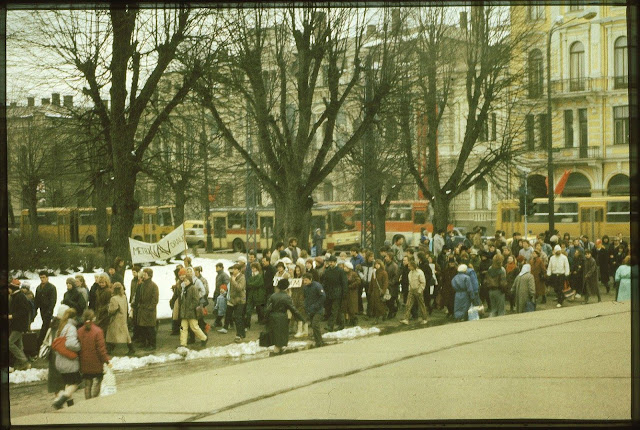 27 апреля 1988 года. Перекресток улицы Ленина и бульвара Райня. Участники акции против строительства метро в Риге проходят возле монумента Свободы