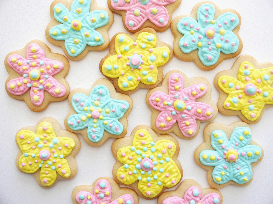 How To Decorate Flower Cookies The Easy Way! - pretty delicious and easy to make decorated cookies for your spring parties, or to give as gifts or party favors! by BirdsParty.com @birdsparty #cookies #cookirecipe #flowercookies #flowersugarcookie #springcookies #flowercookie