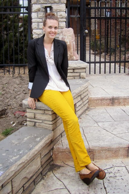 shirt color white color pants yellow