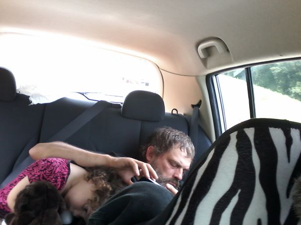 15+ Hilarious Pics That Prove Kids Can Sleep Anywhere - Napping With Pop Pop In Backseat..